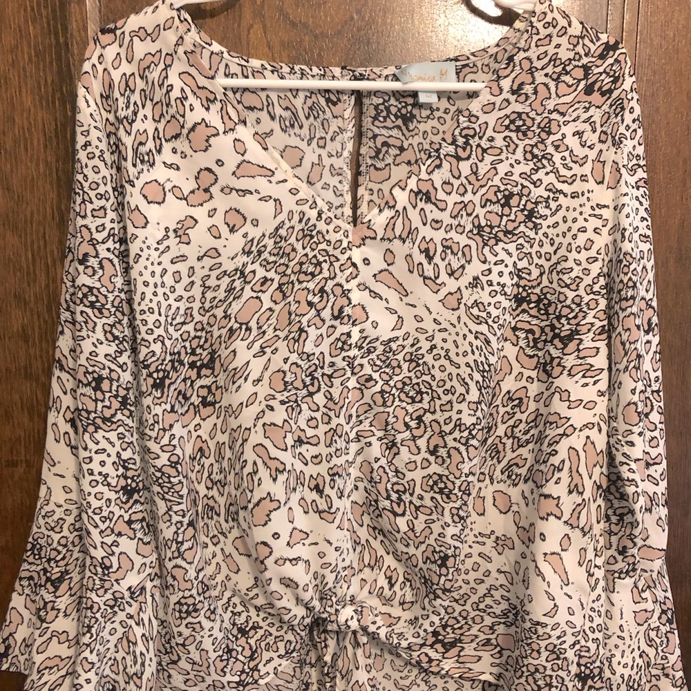 Veronica M-blouse. Blush pink, cream and black print. V-neck with tie knot front